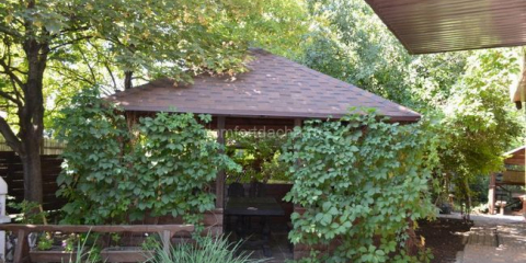 Altán s valbovou střechou: stavba svépomocí